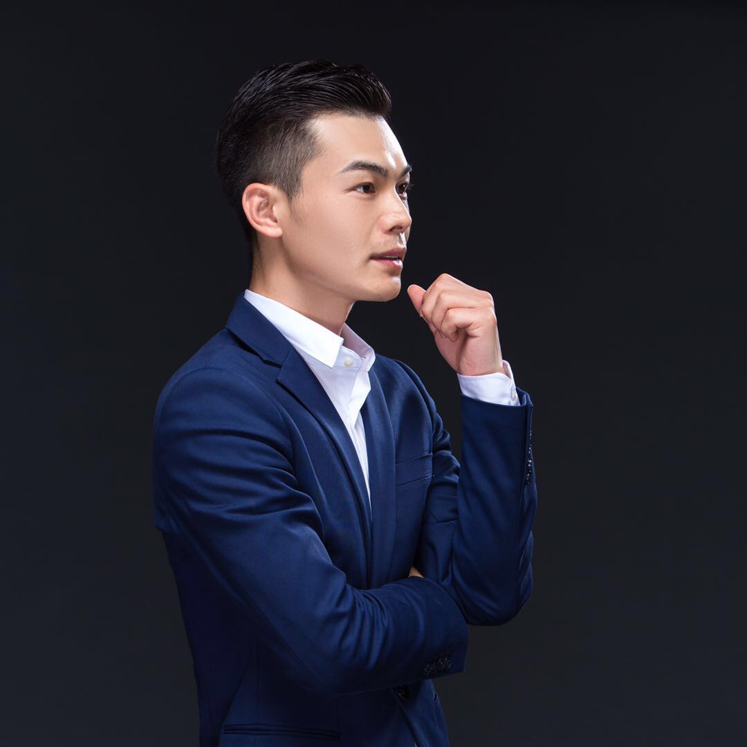 新加坡中华河南同乡会任总干事李斌主持新春联欢晚会